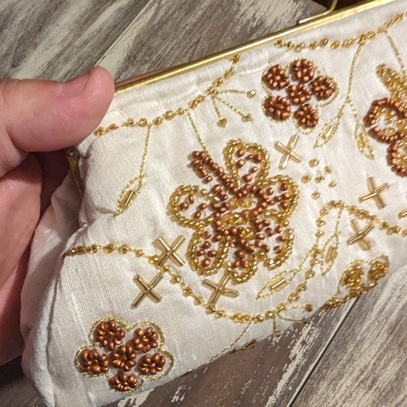 Vintage beaded clutch white linen and gold beads - Picture 14 of 15
